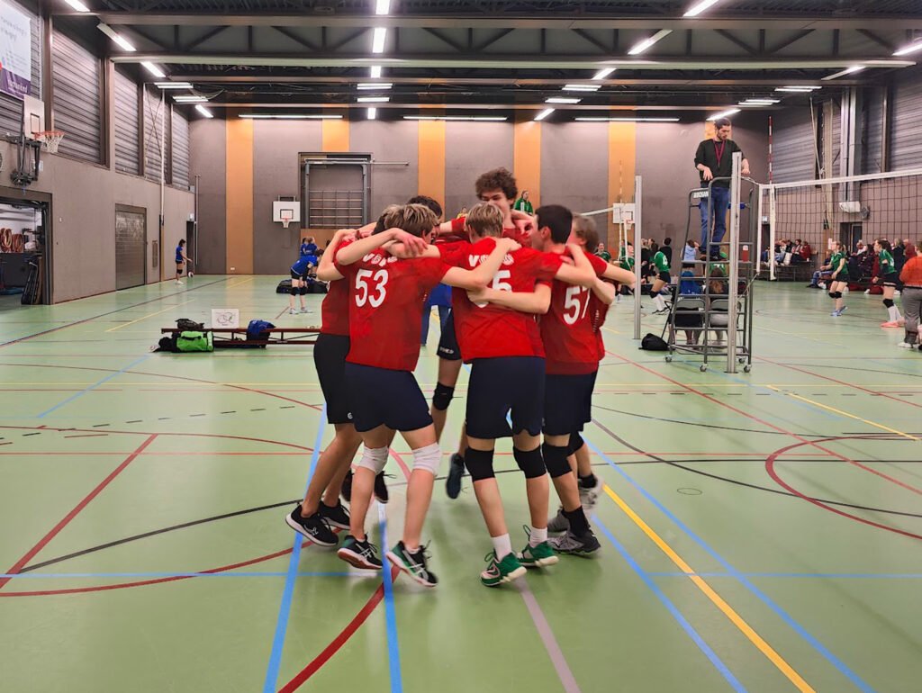 Juichend volleybal team van VOKO Oosterhout