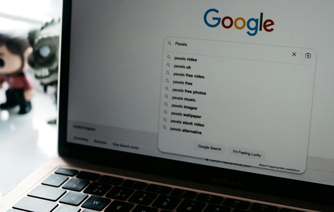 Laptop met Google Seo zoekwoorden